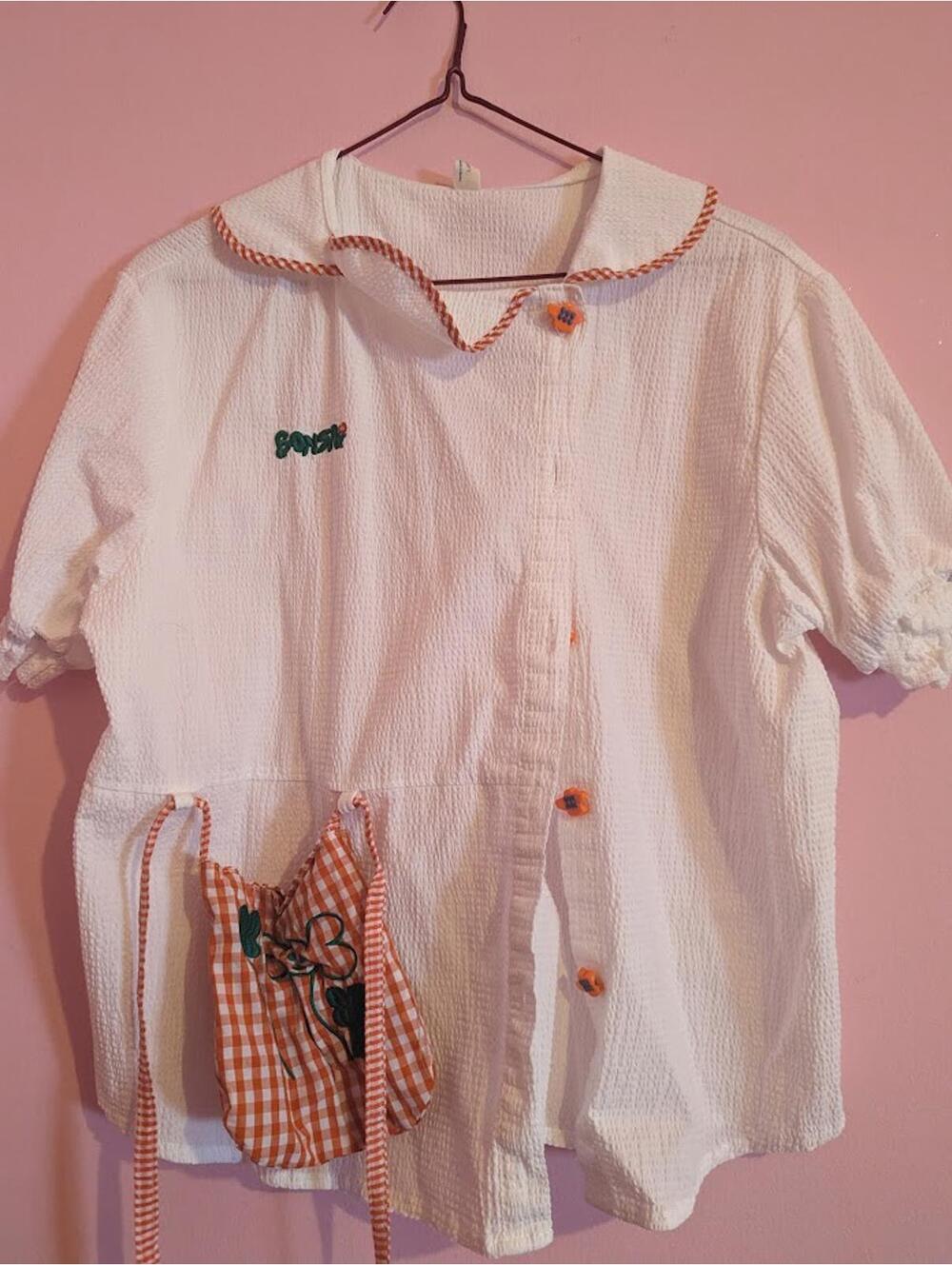 White & orange short-sleeve embroidered blouse (mini bag included)